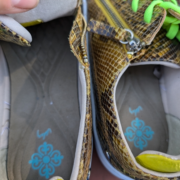 Vélez low platform sneakers in snakeskin and neon. EUC size 39 (8.5) - Picture 6 of 9